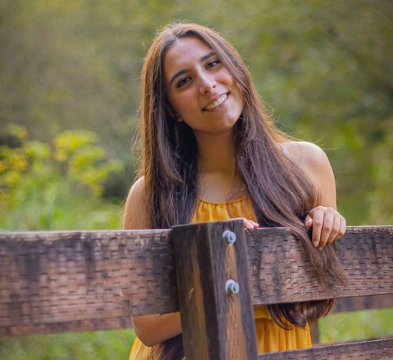 Una mujer se apoya en una barandilla