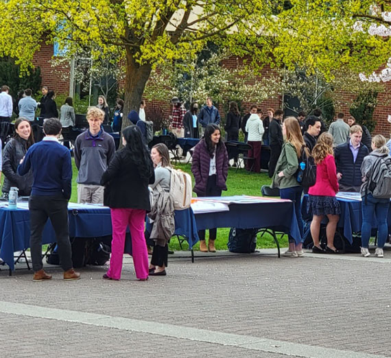 Josh Shultz con un trozo de madera.