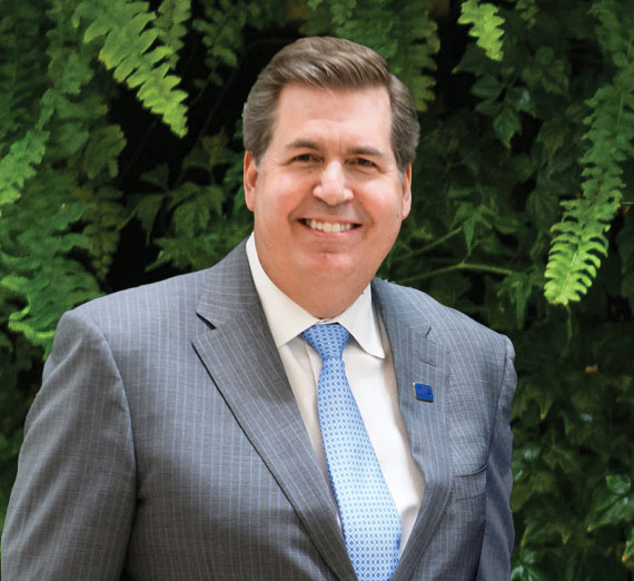 Un profesor y un estudiante observan una pantalla de computadora en un laboratorio